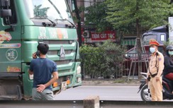 Bị CSGT dừng xe kiểm tra, tài xế đồng loạt điện thoại xin ý kiến chủ xe