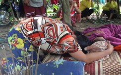 Bố mải tát ao bắt cá, con gái 5 tuổi đuối nước thương tâm