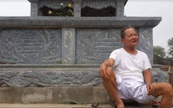 Kỳ lạ ông lão hơn 10 năm sống bên mộ vợ