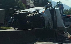 Video TNGT 21/5: Tài xế gãy chân, mắc kẹt trong cabin khi lao dải phân cách