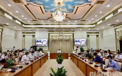 TP HCM: Quán ăn dừng bán tại chỗ, taxi thoáng cửa khi chở khách