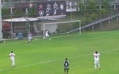 Sốc với pha đốt lưới nhà như bán độ của thủ thành Brazil