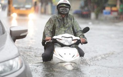 Ngập gần đến yên, xe máy "chết đứng" giữa biển nước ở thành phố Thủ Đức