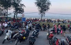 Bãi tắm "đông kín người" giữa dịch Covid-19, huyện ra văn bản hỏa tốc