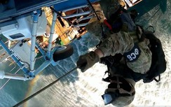 Khoảnh khắc 2 sỹ quan đặc nhiệm Nga rơi từ máy bay trực thăng, tử nạn