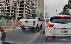 Xe bán tải vô tư vào làn BRT rồi vượt đèn đỏ