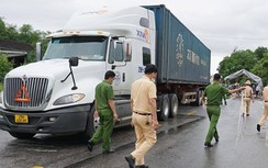 Video TNGT 25/5: Mẹ bị xe đầu kéo cán tử vong, con bị thương sau va chạm