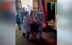 Video: Xe cẩu chuyên dụng đưa người phụ nữ F1 cố thủ trên tầng đi cách ly