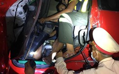 Xe container tông trạm thu phí, dân phá cửa cứu tài xế kẹt trong cabin