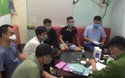 Nộp phạt xong, khách hát cùng nhân viên quán karaoke đi cách ly tự trả phí