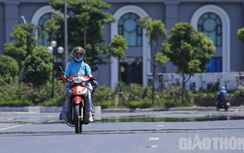 Mặt đường "bốc hơi" dưới nắng nóng gay gắt 40 độ C ở Hà Nội