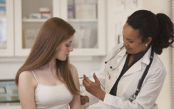 Đi tiêm vaccine, thanh niên 22 tuổi ở Mỹ bất ngờ trúng xổ số 1 triệu USD