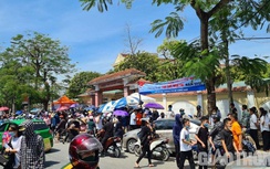 36.407 thí sinh Nghệ An dự thi vào lớp 10, phụ huynh đội nắng hồi hộp chờ