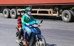 Chùm ảnh: Lái xe công nghệ chật vật mưu sinh giữa trời nắng như "đổ lửa"