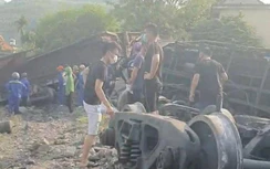 Tàu chở hàng của TKV bất ngờ bị đứt toa, lật đè vào cháu bé đi xe đạp