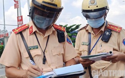Không đeo khẩu trang khi đi xe máy, nhiều người ở TP.HCM bị CSGT xử phạt