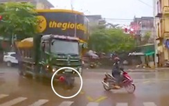 Nguy cơ TNGT khi xe máy “cướp làn”