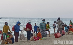 Mỗi ngày cả nước thêm hàng trăm ca Covid-19, bãi biển Hội An vẫn nhộn nhịp