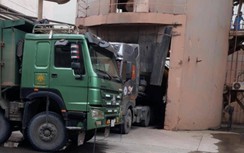 Tài xế hoảng loạn vì bị đe dọa, chặn đường đập xe trong đêm ở Bắc Giang