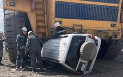 Ba người suýt mất mạng do dừng xe vào điểm mù xe siêu tải