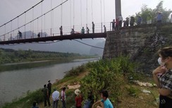 Người đàn ông tử vong bất thường dưới chân cầu treo ở Hòa Bình