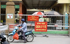 Cận cảnh phong tỏa Bệnh viện Bắc Thăng Long vì người bán rau nhiễm Covid-19