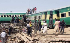 Tàu trật đường ray, đâm dồn toa tại Pakistan: Ít nhất 25 người chết