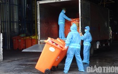 Cận cảnh những "chiến binh thầm lặng" thu gom rác thải trong khu cách ly