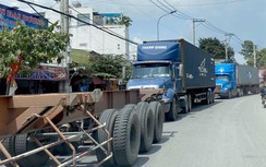 TP.HCM: Bất an xe container đậu tràn đường