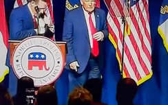 Video ông Trump trong chiếc quần Tây “mặc ngược” thu hút 9,6 triệu lượt xem