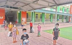 Bố mất, mẹ đi làm xa, bé gái lớp 4 khăn gói vào khu cách ly một mình