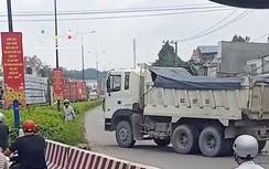 Video: Xe ben ôm cua, cuốn người đàn ông đi xe máy vào gầm