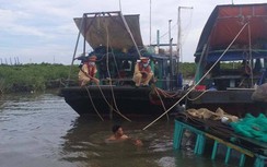 Bám can nhựa trôi trên biển, ngư dân đuối sức may mắn được CSGT cứu sống