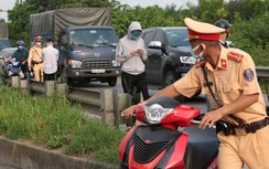 Tài xế xếp hàng ký biên bản, lúng túng tìm xe về nhà trên Đại lộ Thăng Long