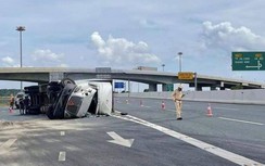 Xe container lật nghiêng trên cao tốc Hà Nội - Hải Phòng sau cú ôm cua gấp