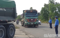 Thanh tra đường bộ "dàn trận" xử lý, tài xế chở quá tải đủ chiêu đối phó