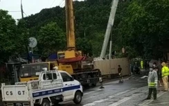 Mất lái khi xuống dốc, xe đầu kéo lật ngang làm QL18 tắc đường dài 20km