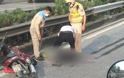 Video: Người phụ nữ đi xe máy ngược chiều sang đường, bị xe container tông