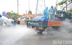 Cận cảnh xe quân đội khử khuẩn trên 4 tuyến đường ở thành phố Thủ Đức
