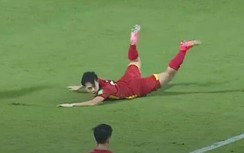 HLV Malaysia nói lời bất ngờ về cú ngã trị giá 3 tỷ đồng của Văn Toàn