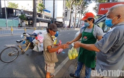 Ấm lòng những bữa ăn miễn phí, gian hàng 0 đồng giữa Sài Gòn