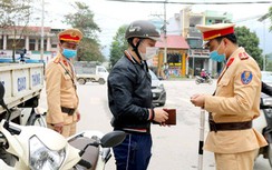 Bị giữ bằng có giấy hẹn, có được lái xe ra đường?