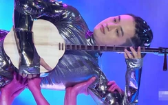 Video: Mặc áo phi hành gia, Thanh Duy ôm đàn hát vọng cổ "nổi da gà"