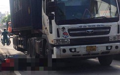 Nạn nhân mặc áo GrabBike tử vong dưới bánh xe đầu kéo