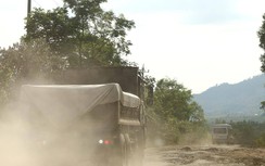 Đắk Lắk: Xe chở cát “cày nát” Tỉnh lộ 15 gây ô nhiễm, mất ATGT
