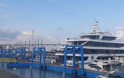 "Mắc cạn" trên vịnh Hạ Long, tàu du lịch triệu đô nguy cơ thành sắt vụn