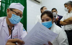 Tiêm 2 mũi vaccine vẫn mắc Covid-19, bác sĩ trấn an "nguy cơ tử vong thấp"