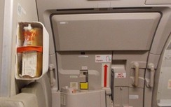 Khách bị cấm bay vì mở cửa làm bung phao, hút thuốc trong nhà vệ sinh