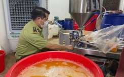 Đột kích xưởng pha chế “nước hoa Chanel” từ hoá chất trôi nổi trong xô chậu