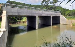 Cầu xây xong chơ vơ chờ đường dẫn, dân lo lội ngầm tràn ngập lúc lũ về